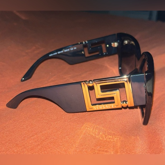 100% AUTHENTIC - Black VERSACE GRECA Sunglasses - Verification code included‼️ - Picture 3 of 7
